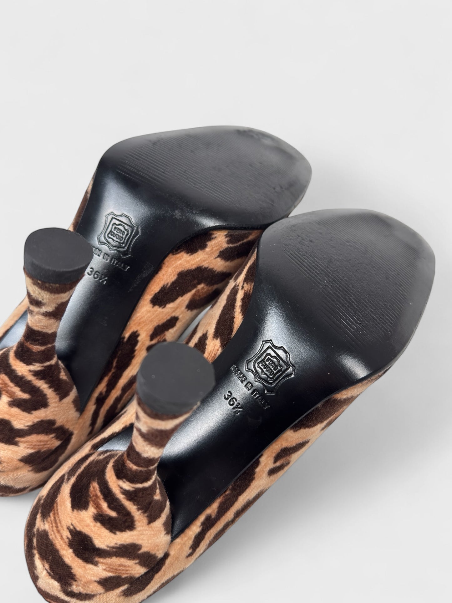 Dolce&Gabbana FW 1998 Leopard Velvet Heels - Relova Archiva