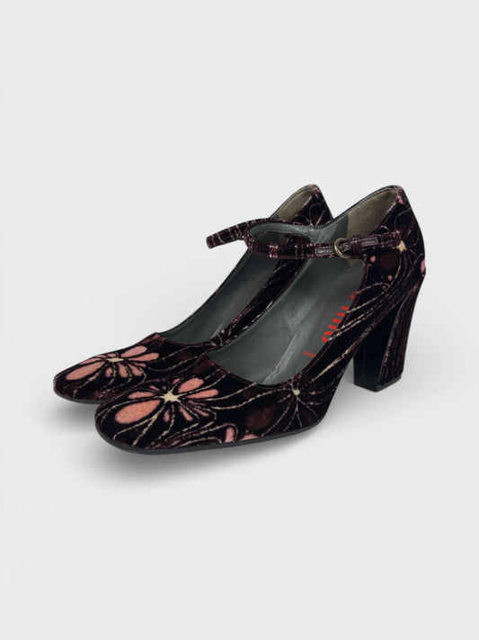 Vintage Miu Miu FW 2001 floral velvet Mary Jane heels with squared toe and wide heel.